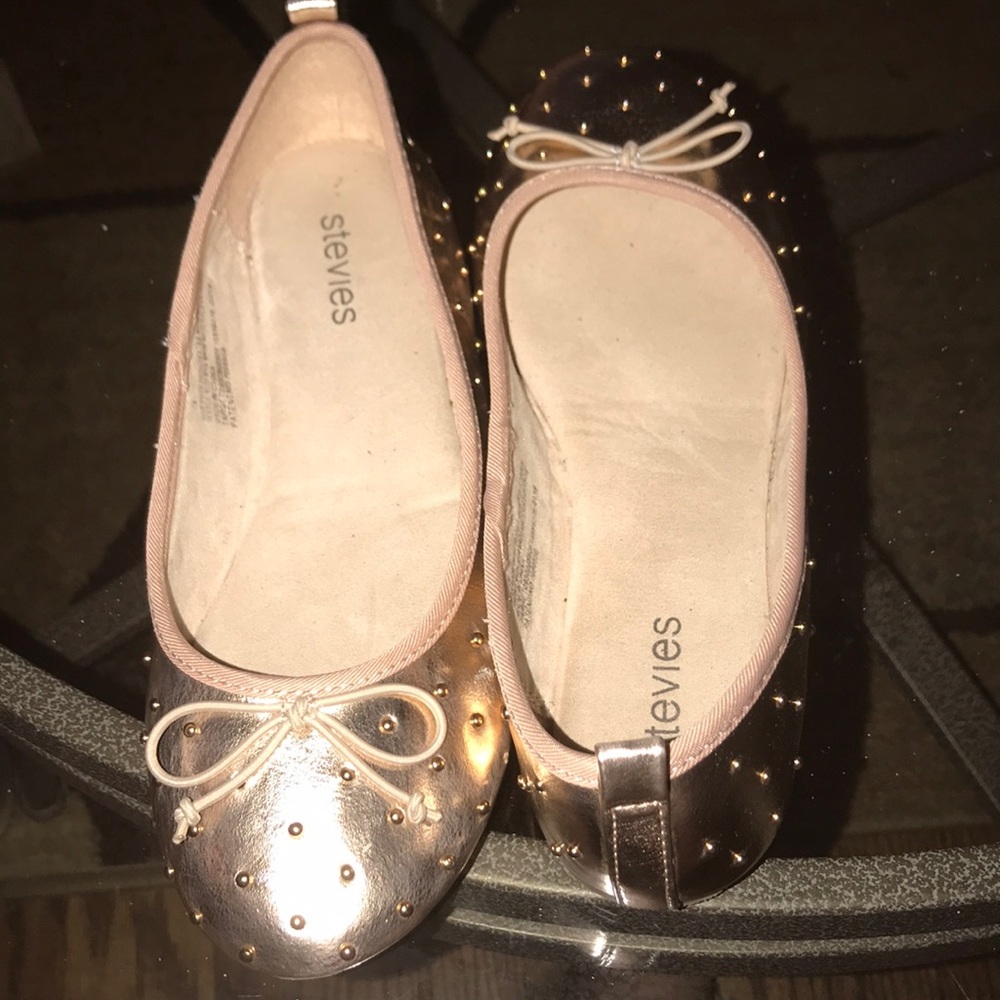 *Stevies* Girls Size 3 Gold Studded Shoes😍